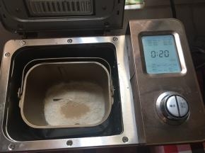 提前一天晚上做中种，中种面团材料全部混合，面包机和面20分钟