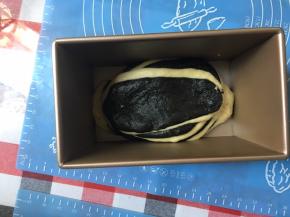 交叉叠好放进模具里