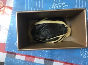 交叉叠好放进模具里
