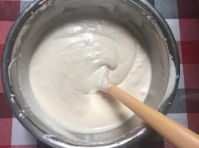 搅拌均匀慕斯的状态还是比较好的，状态要拿捏好，过了容易出现渣渣状态，所以怕过的亲们，不要电动打蛋器操作，用刮刀操作就好
