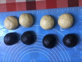 面团分成8个小面团，滚圆，盖保鲜膜静置10分钟。