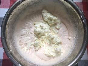 加入马斯卡彭奶酪，轻微搅拌，用打蛋器打5～10秒左右