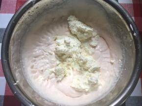 加入马斯卡彭奶酪，轻微搅拌，用打蛋器打5～10秒左右