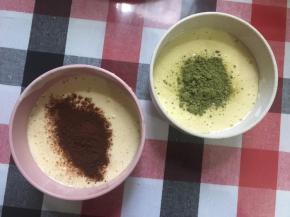 分出2份各50g的面糊，分别加入可可粉和抹茶粉，J字型手法搅拌均匀