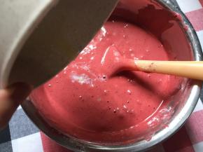 翻拌均匀面糊后加入之前混合好的牛奶黄油，再次翻拌均匀，注意手法，且翻拌次数不宜过多，以免消泡。