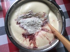 加入过筛好的粉类，J字型翻拌均匀。