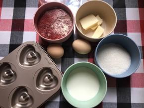 准备好各种材料，低筋面粉与红曲粉混合过筛备用