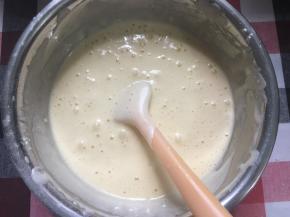 加入过筛好的低筋面粉，J字型翻拌均匀。翻拌均匀面糊后加入之前混合好的牛奶黄油，再次翻拌均匀，注意手法，且翻拌次数不宜过多，以免消泡。