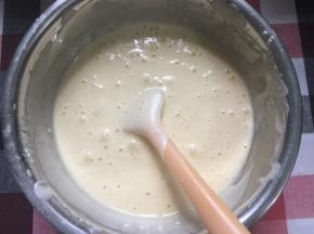 加入过筛好的低筋面粉，J字型翻拌均匀。翻拌均匀面糊后加入之前混合好的牛奶黄油，再次翻拌均匀，注意手法，且翻拌次数不宜过多，以免消泡。