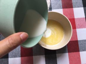 黄油液化后与纯牛奶混合均匀