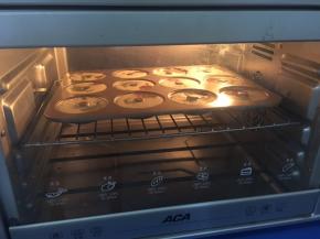 全部挤完，轻震2下。
烤箱提前预热10分钟，170度烤25分钟。