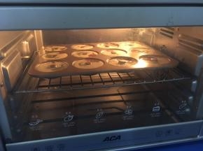 全部挤完，轻震2下。
烤箱提前预热10分钟，170度烤25分钟。