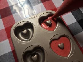 将面糊倒入一次性裱花袋中，并小心挤进模具中。学厨的爱心蛋糕模不仅外形漂亮，不沾功能扛扛滴！