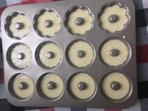 将面糊分别倒入一次性裱花袋中，并小心挤进模具中。学厨的12连模不仅外形漂亮，不沾功能扛扛滴！先挤上原色