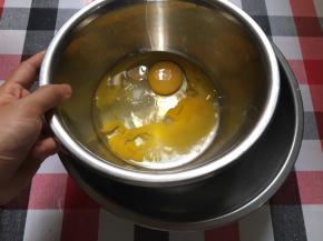 鸡蛋一次性加入细砂糖