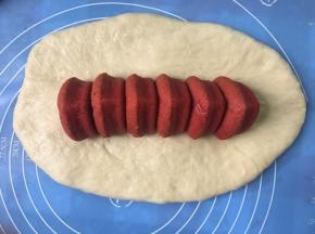 大面团擀开，中间涂上少量蛋液，串好的爱心蛋糕倒着放，捏紧爱心蛋糕上部分凹凸位置，防止出现空洞
