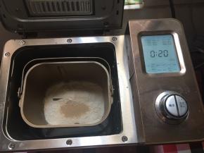 提前一天晚上做中种，中种面团材料全部混合，面包机和面20分钟。