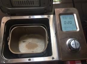 提前一天晚上做中种，中种面团材料全部混合，面包机和面20分钟。