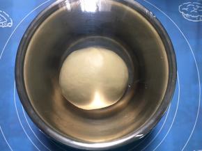 面团收圆放入容器，包上保鲜膜，室温静置进行一发，约1小时。夏天温度高，我们这里天天30度，具体结合当地室温调整。