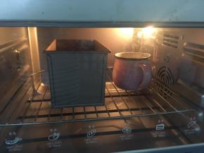 面团放进烤箱进行二发，现在温度高，没有开发酵功能，只是烤箱里放一杯热水，直接二发，中间换2次热水就可以了。