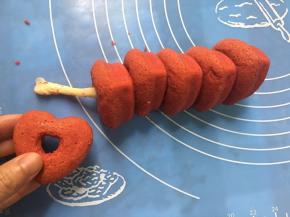 小面团搓成小长条，把6个爱心小蛋糕串起来（海绵爱心蛋糕在上一个食谱里有教做法）