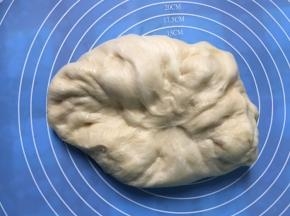 面团进行按压排气