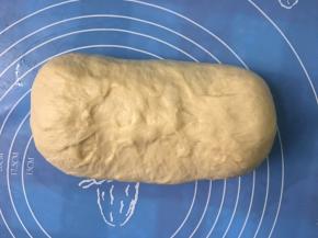 面团各方位包紧爱心蛋糕，接口位置一定要捏紧