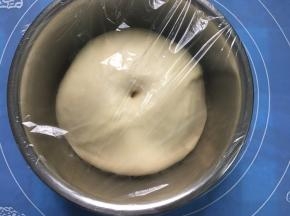 一发至面团是原来的2倍大小，手指沾面粉，在面团中戳小洞，不回缩。