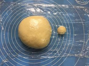 面团分出20g小面团，滚圆，盖保鲜膜静置10分钟