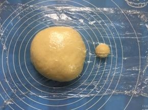 面团分出20g小面团，滚圆，盖保鲜膜静置10分钟