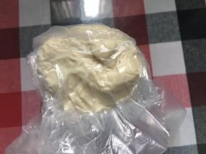 面团揉匀即可，表面光滑无需出膜，用一个结实的保鲜袋装好，排出里面的空气，收口密封起来，室温放置半小时后放冰箱冷藏一夜。