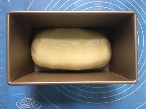 面团底部朝下放进模具里