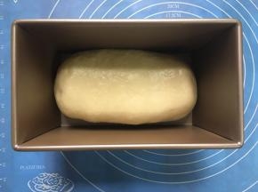 面团底部朝下放进模具里