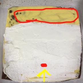 淡奶油加细砂糖打发至硬性，涂抹到蛋糕片上，一边要留一部分不抹奶油，易于卷起收口，注意看卷边一定是要从我标注黄色箭头这一头，看红圈内的纹路，是垂直于纹路横向的那一边是卷边，不然没有旋风纹路