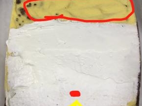 淡奶油加细砂糖打发至硬性，涂抹到蛋糕片上，一边要留一部分不抹奶油，易于卷起收口，注意看卷边一定是要从我标注黄色箭头这一头，看红圈内的纹路，是垂直于纹路横向的那一边是卷边，不然没有旋风纹路