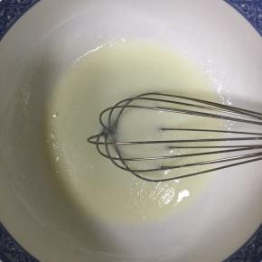 玉米油、牛奶与20g细砂糖，用蛋抽搅拌，让牛奶和玉米油充分乳化融合