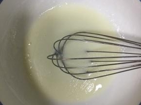 玉米油、牛奶与20g细砂糖，用蛋抽搅拌，让牛奶和玉米油充分乳化融合