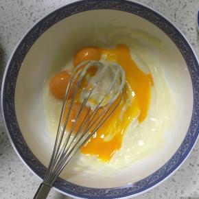 蛋清蛋黄分离，面粉糊中加入蛋黄