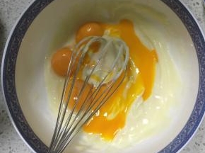 蛋清蛋黄分离，面粉糊中加入蛋黄