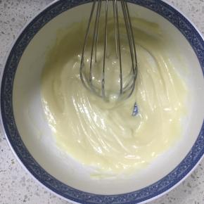 用蛋抽划Z型搅拌至无面粉颗粒