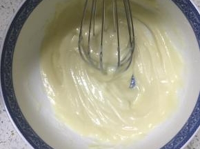 用蛋抽划Z型搅拌至无面粉颗粒