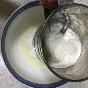 低筋面粉过筛加入到牛奶玉米油混合液中