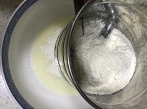 低筋面粉过筛加入到牛奶玉米油混合液中