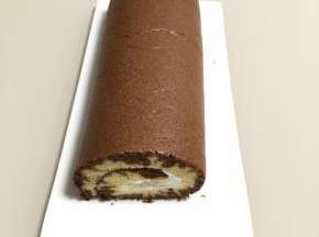 利用油纸裹着一边卷一边撕开油纸，卷好放冰箱冷藏2小时以上
