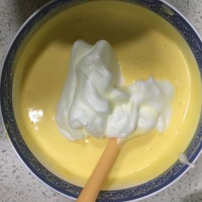 再取1/3的蛋白霜到翻拌好的蛋糕糊中，继续翻拌均匀