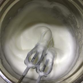 打发至提起打蛋头有弯弯的很软的弯勾即可