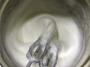 打发至提起打蛋头有弯弯的很软的弯勾即可