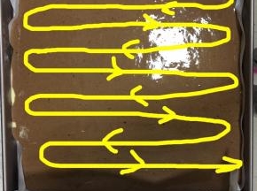 用手指垂直插入蛋糕糊底部中，按图示箭头方向划