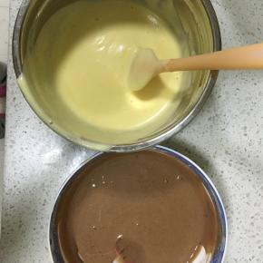 把蛋糕糊平分为两份，其中一份倒入可可糊翻拌均匀