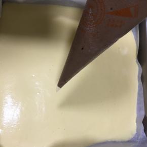 可可蛋糕糊倒入裱花袋内，剪一个小口